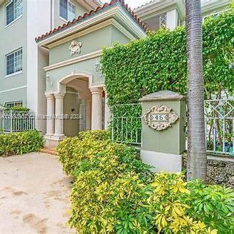 Discover the charm of Coral Gables with this beautifully maintained 1 bedroom, 1 bathroom condo at 45 Antilla Avenue.