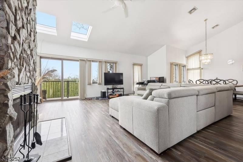 Spacious 3BR 3BA townhouse in the heart of Clifton.