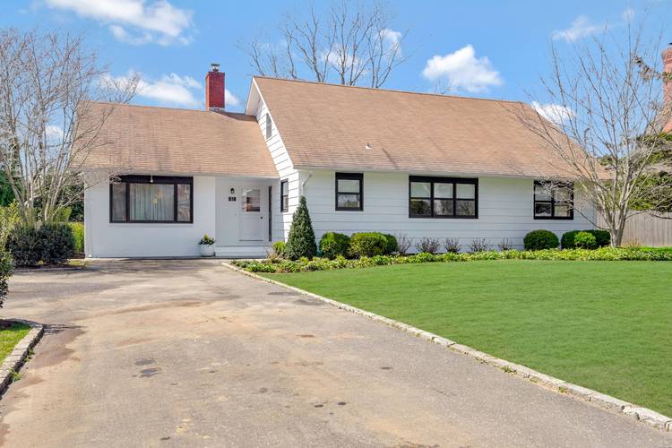 SOH Amagansett Home-Very close proximity to the beach!