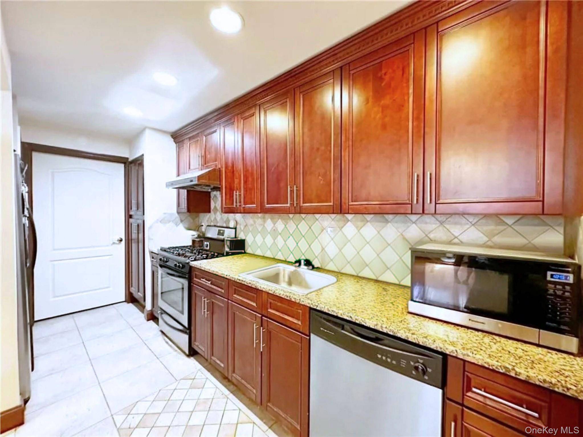Welcome to 42 47 Union Street 2A, Flushing, NY 11355 where modern comfort meets prime convenience !
