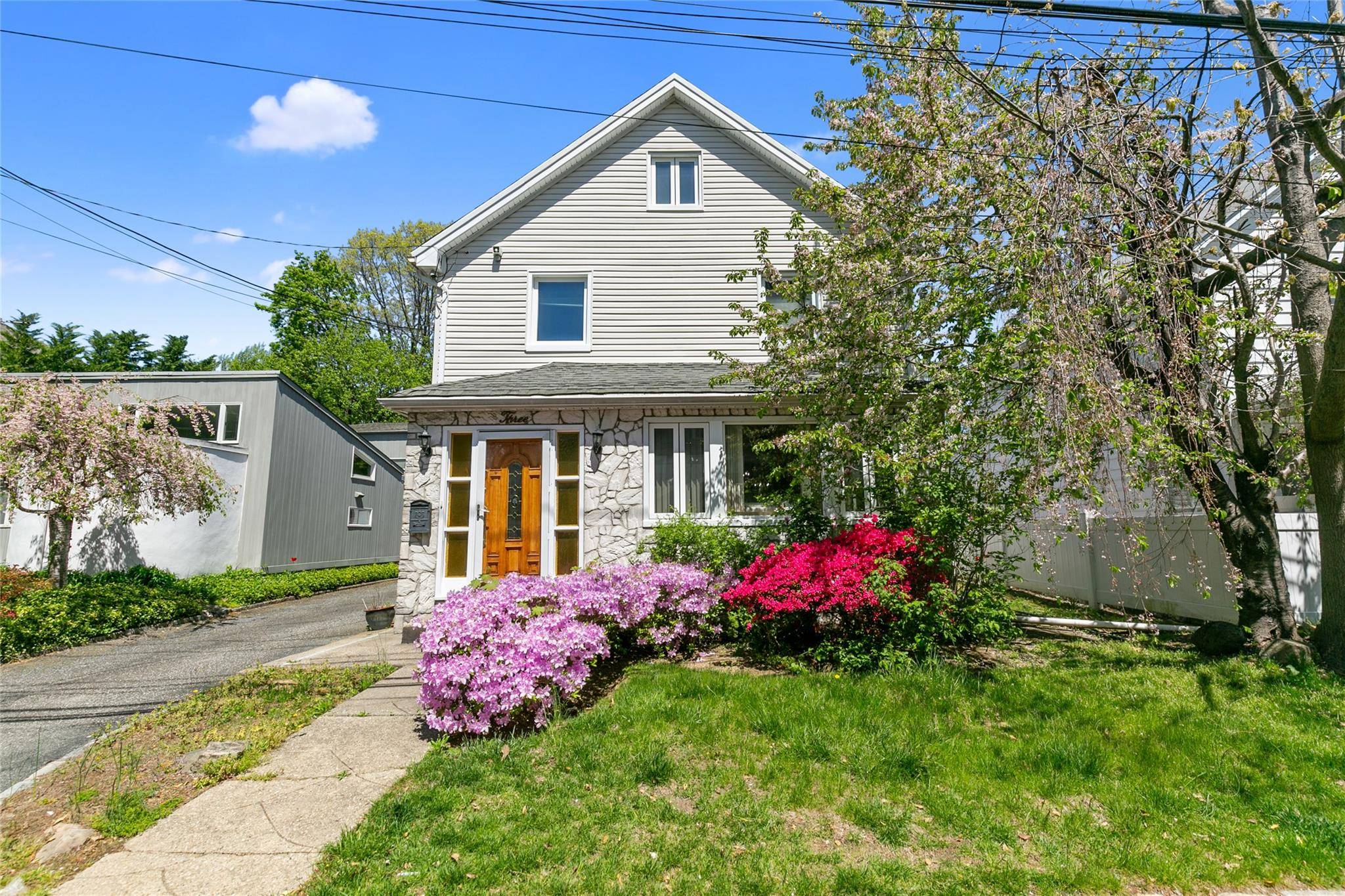 Charming Colonial in the Heart of Great Neck Welcome to 3 Franklin Road a delightful and sun drenched colonial nestled in a prime Great Neck location.