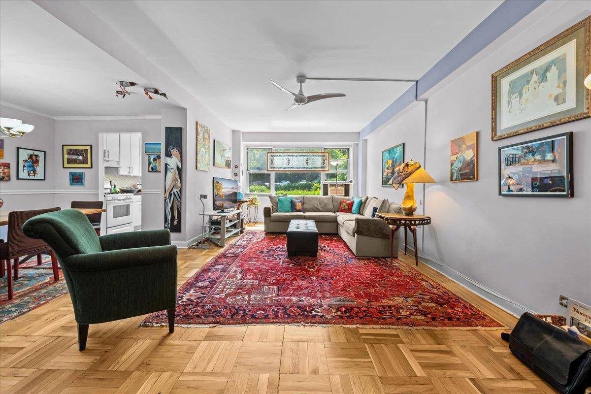 Sunny, Spacious 2 Bedroom Home in The Glenbriar South Riverdale's Premier Building Welcome to The Glenbriar, one of South Riverdale's most desirable buildings, known for its prime location and outstanding ...