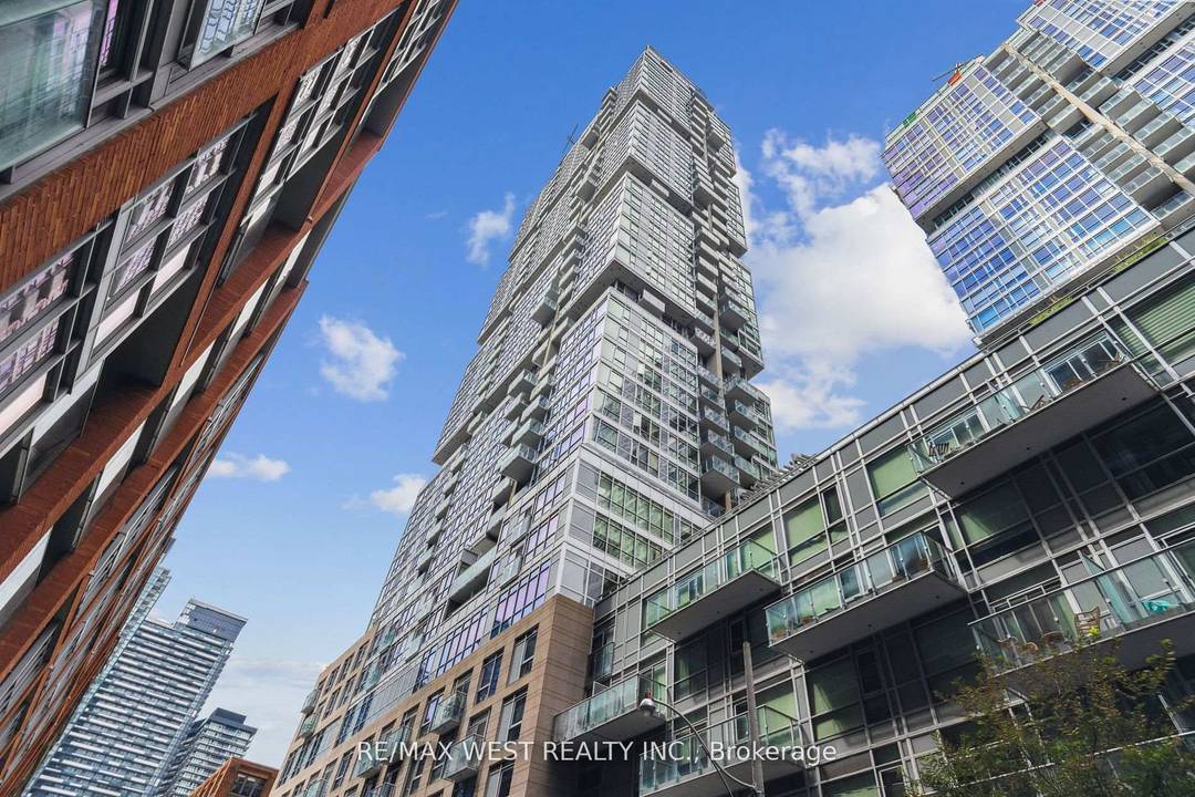 Luxury Living In The City Located At Heart Of Downtown Entertainment District, Financial District Spacious 1 Bedroom Plus Den Corner Suite With A Stunning City View amp ; Open Concept ...