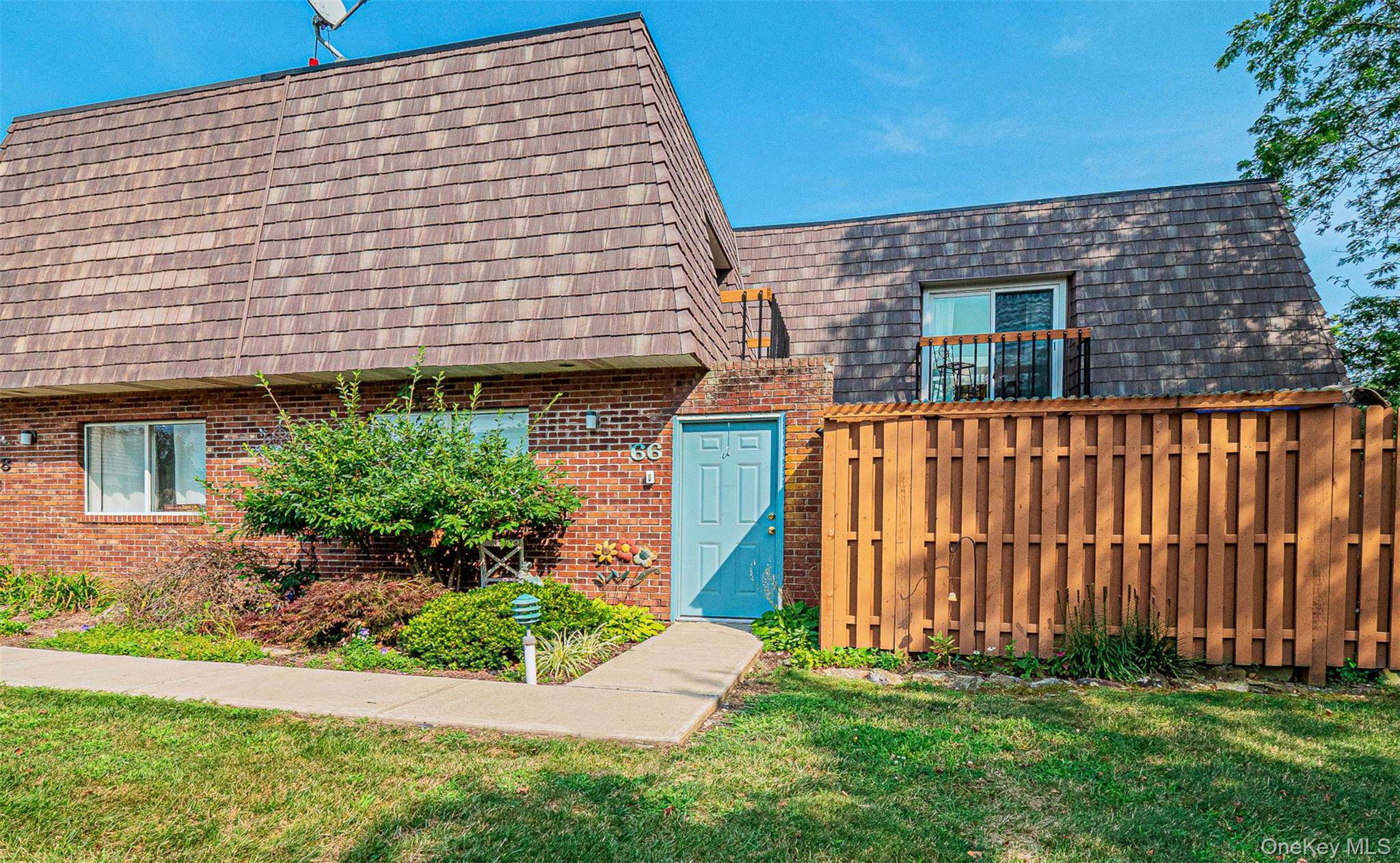 Charming Townhome located in the heart of the village of Warwick.