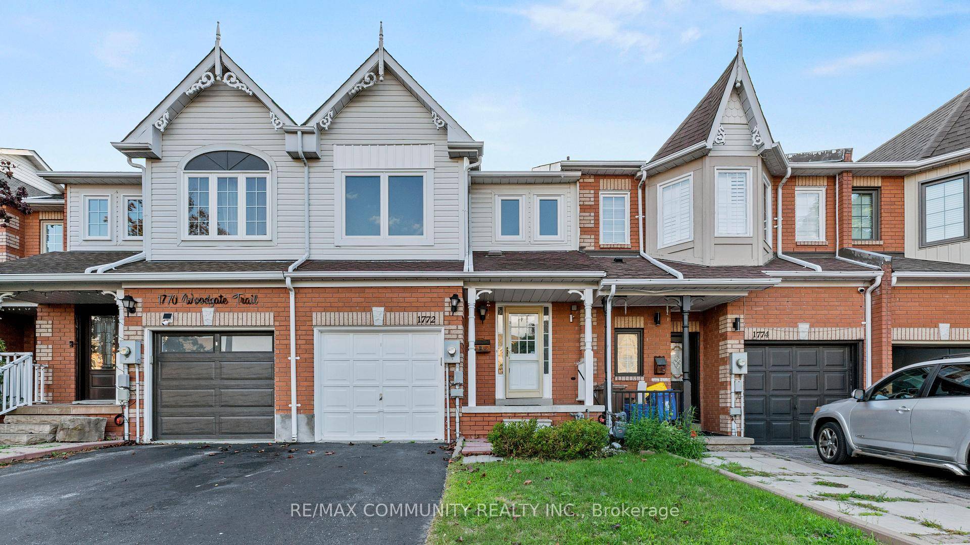 Fabulous Freehold Townhome in a sought after North Oshawa subdivision !