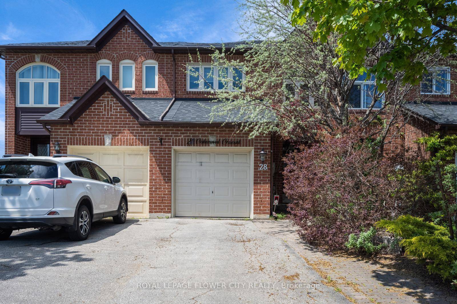 Beautiful 3 Bed, 2 Bath. Townhome W Low Condo Fees !