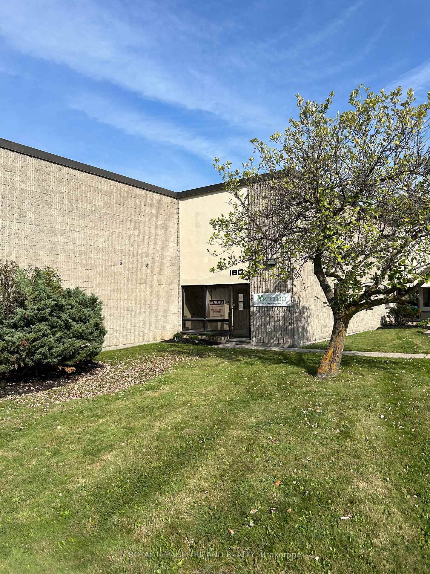 Prime south London Industrial space located 5 min from the 401 !