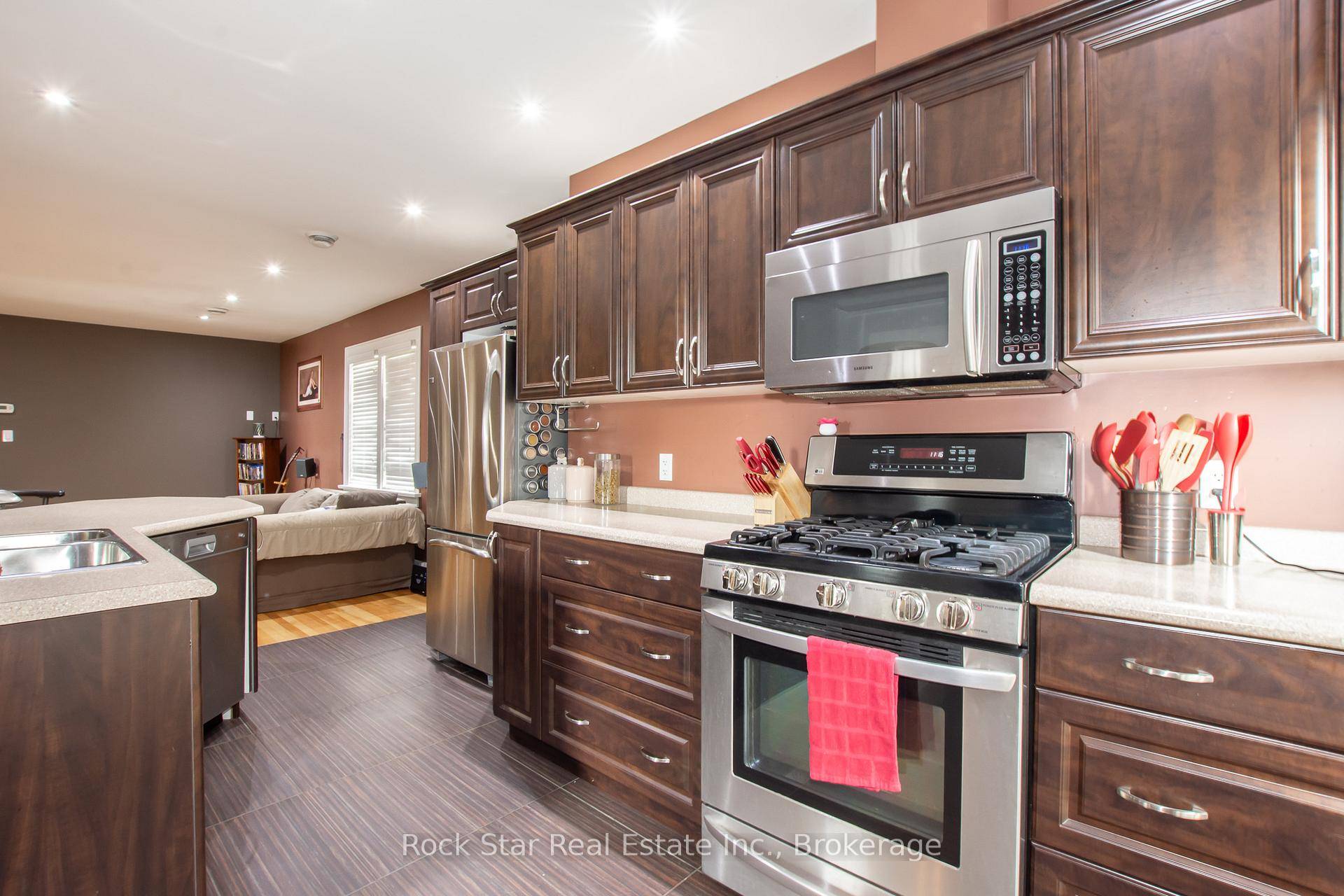 Turnkey Duplex with Triplex Potential in the Heart of Welland with Vacant Possession !