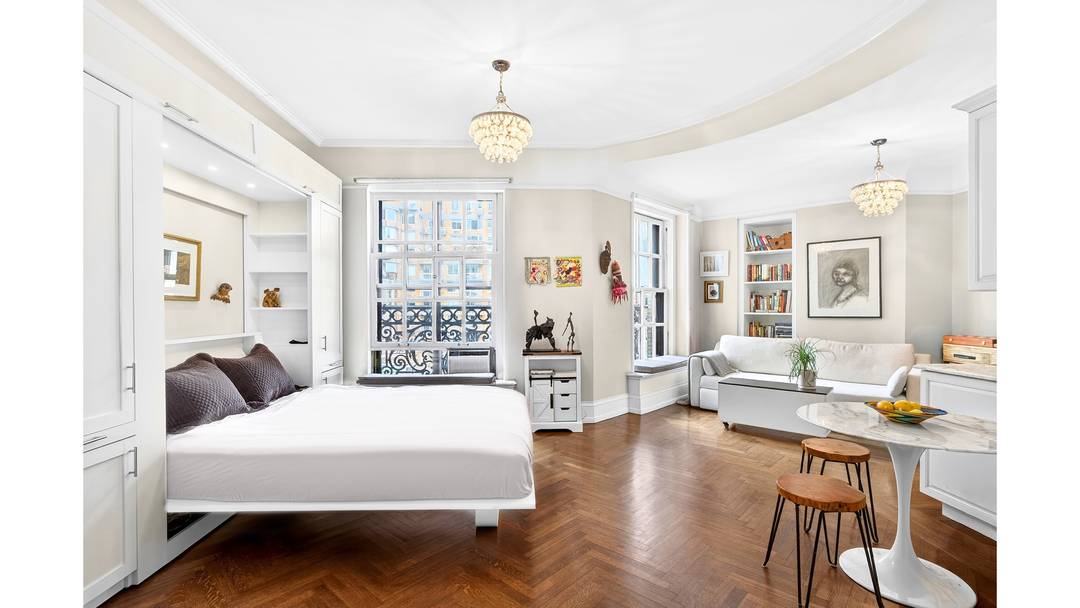 ALL OPEN HOUSES BY APPOINTMENT ONLY VIEW VIDEO FOR MORE INFORMATION This charming and sun flooded alcove studio has open south city views, soaring ceilings with beautiful moldings, and gorgeous ...