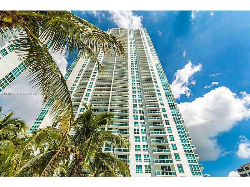 IN THE HEART OF BRICKELL WHITE PORECELAIN FLOORS, EUROPEAN KITCHEN, SS APPLIANCES, BLINDS, GRANITE COUNTERS, NICE POOL VIEW, WASHER DRYER.