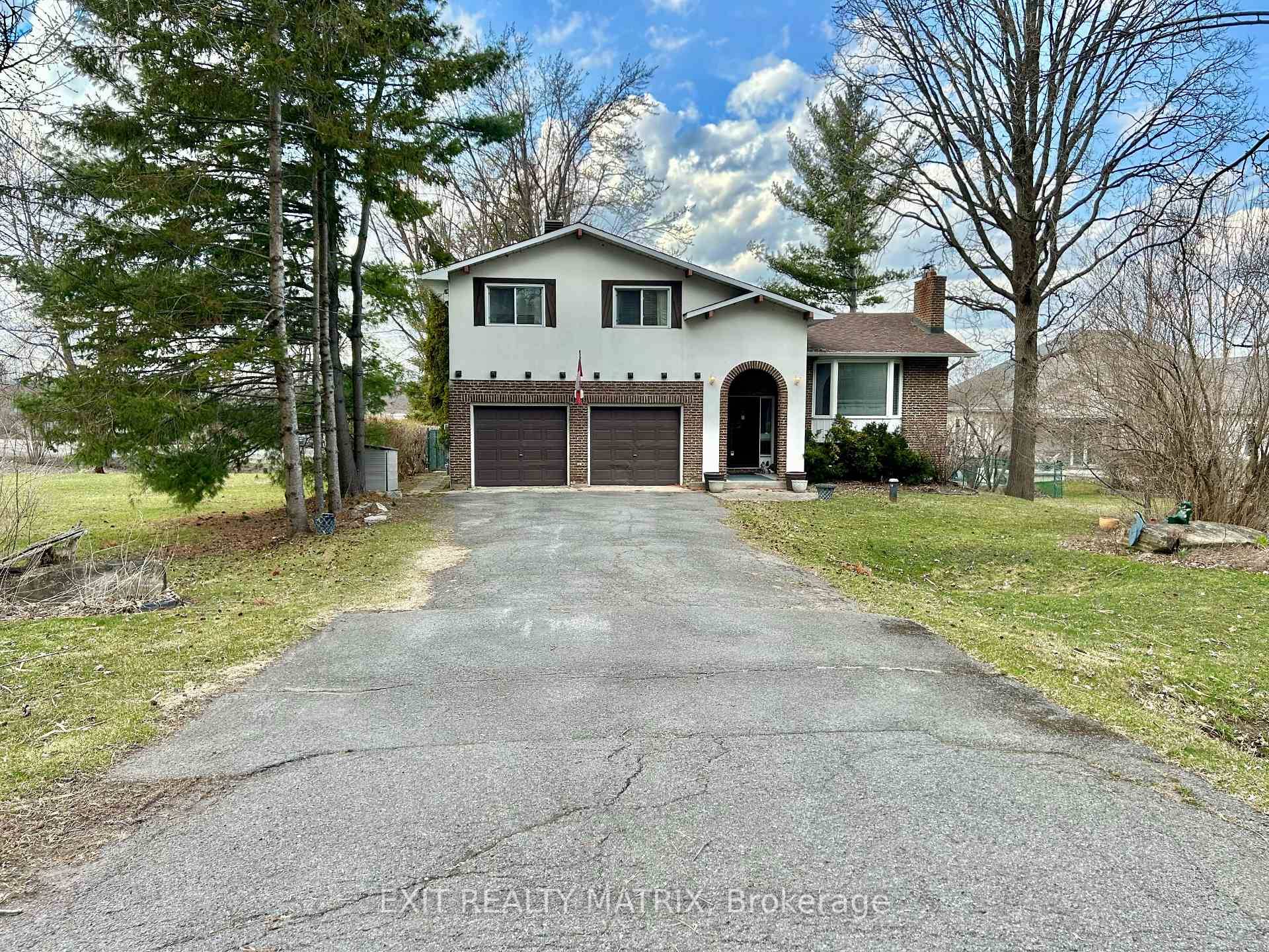 Charming Country Home with Water View Just 15 Minutes from Ottawa !