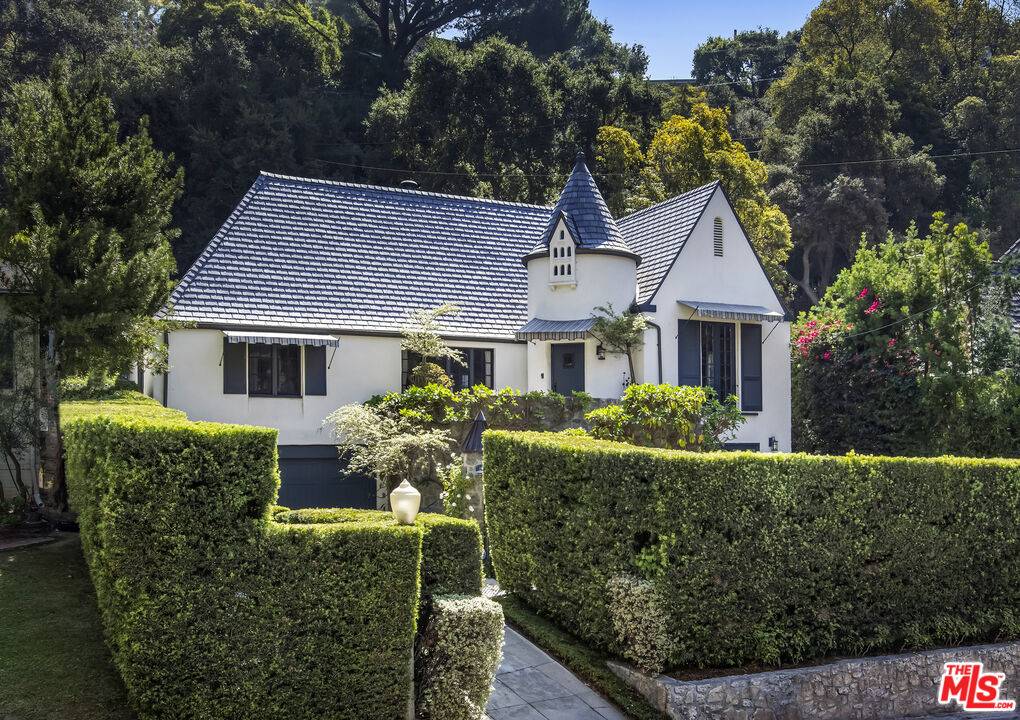 2910  N Beachwood Dr 4BR Hollywood Hills East La
