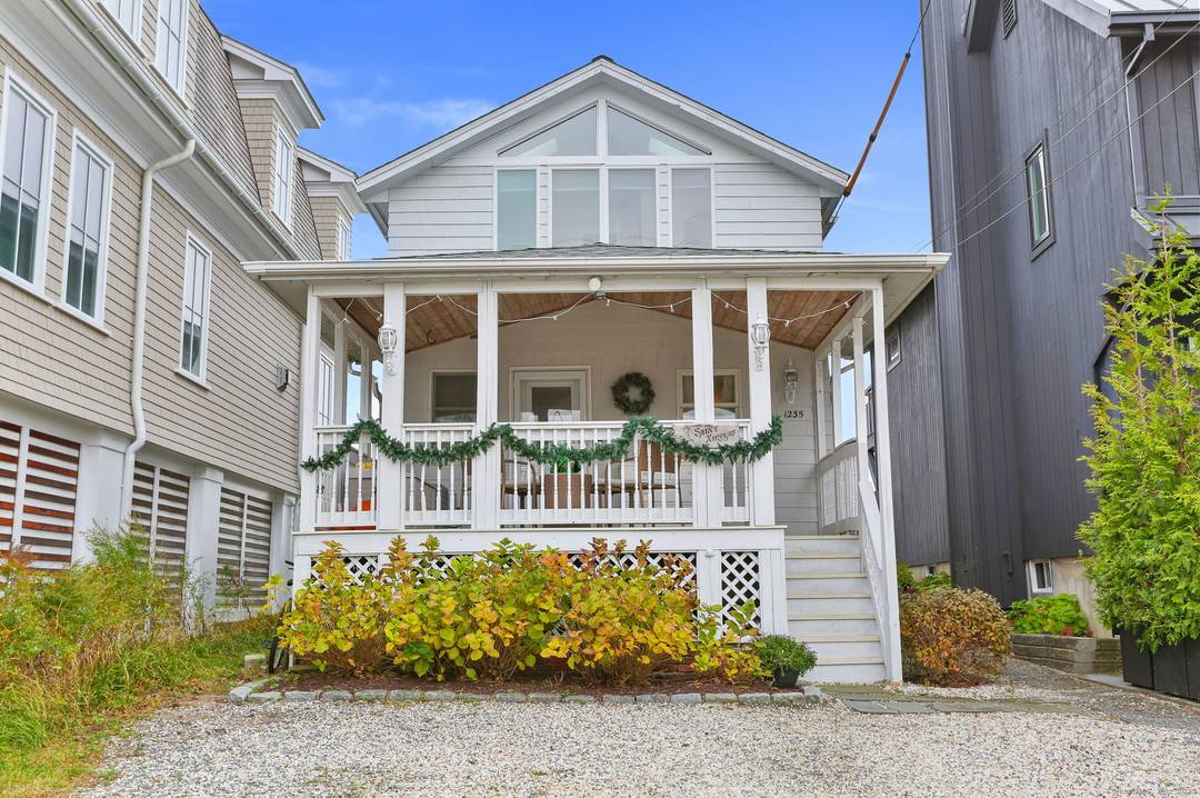 An incredible waterside opportunity awaits !