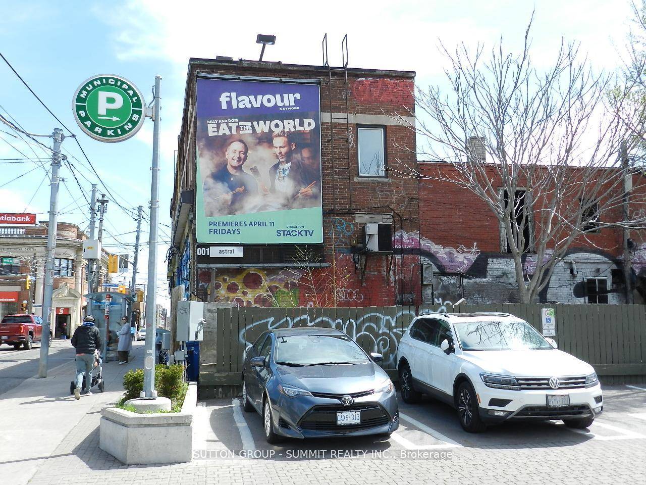 BRAND NEW, NEVER LIVE IN, LOCATED AT THE CORNER OF GERRARD AND BROADVIEW, BEAUTIFUL STREET AND CITY VIEW.