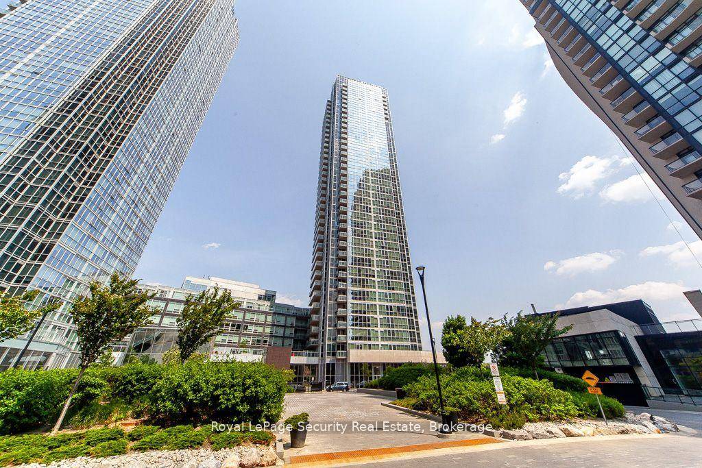 Rarely available spacious one bedroom plus den condo, freshly 9 foot ceilings, floor to ceiling windows, high quality laminate floor, double mirror closet doors and an upgraded kitchen with quartz ...