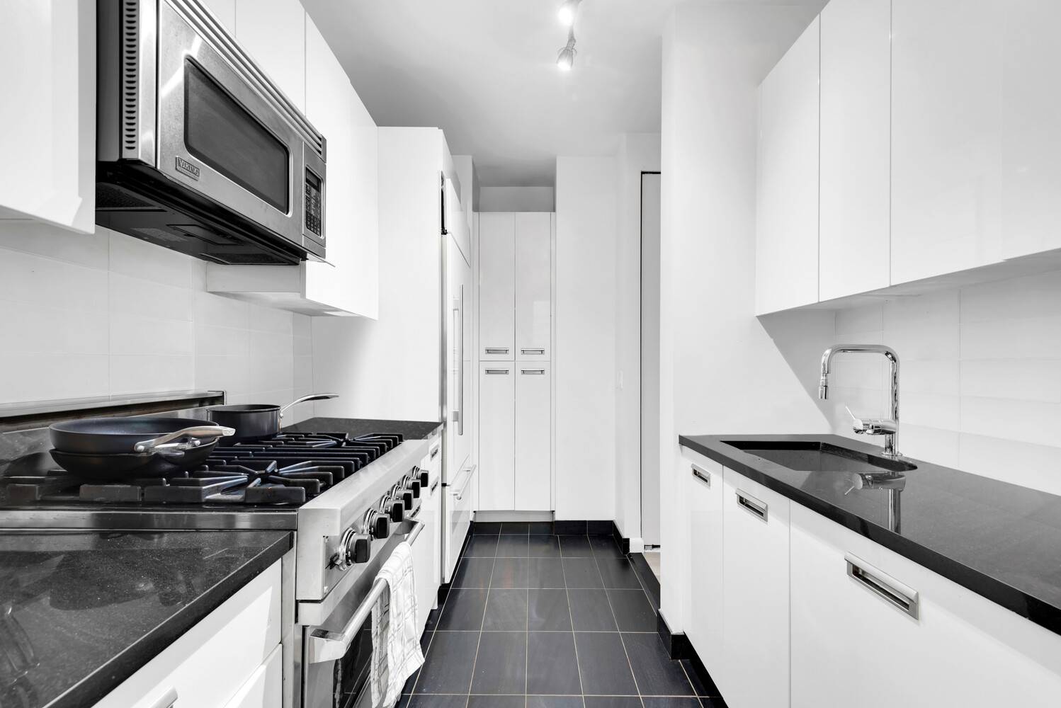 Stylish 1 Bedroom with Balcony and Iconic River amp ; PepsiCola Sign Views at 46 30 Center Boulevard This elegant North West facing 1 bedroom, 1 bathroom residence offers 777 ...