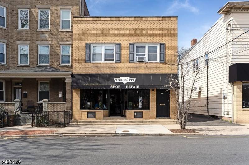 Welcome to 95 Main St, a versatile mixed use property located in the heart of Millburn, NJ !