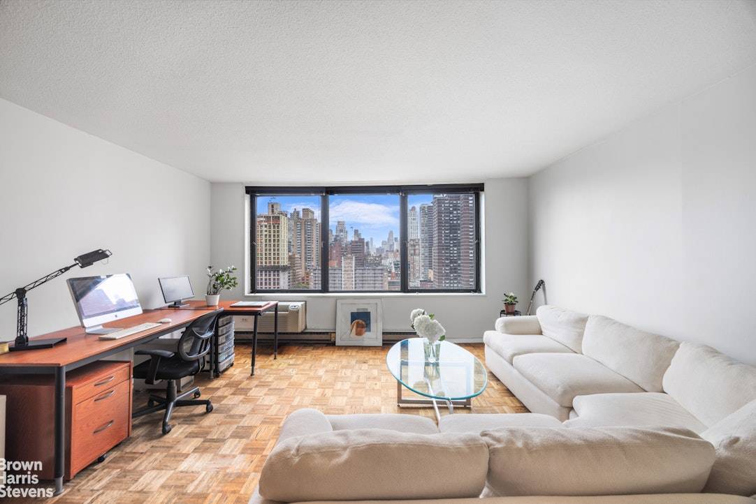 STUNNING SOUTH FACING VIEWS ON THE 17TH FLOOR OF AN UPPER EAST SIDE CONDO This spacious one bedroom apartment, easily convertible to two, offers an unbeatable combination of location, potential, ...
