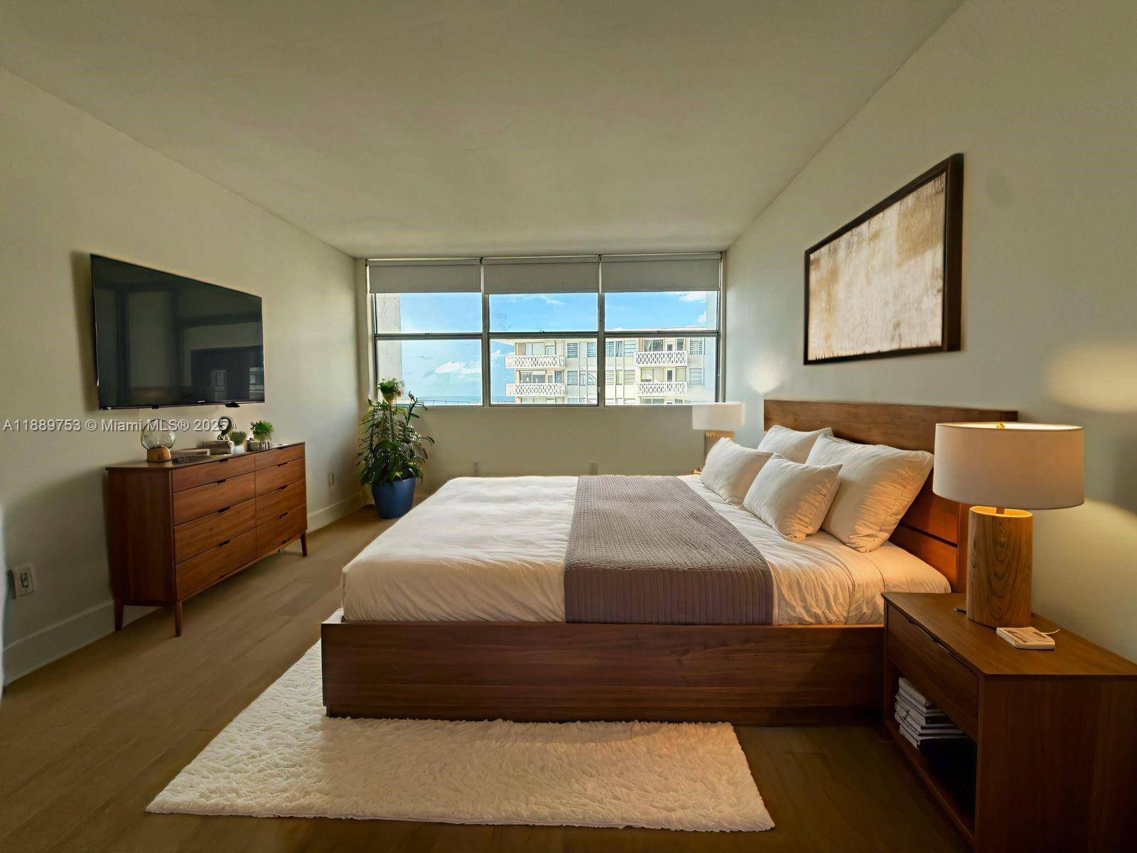 Direct Ocean View Fully Renovated 3 Bed 2 Bath in Prime Brickell Wake up to endless ocean views in this stunningly renovated 3BR 2BA condo with direct water views from ...