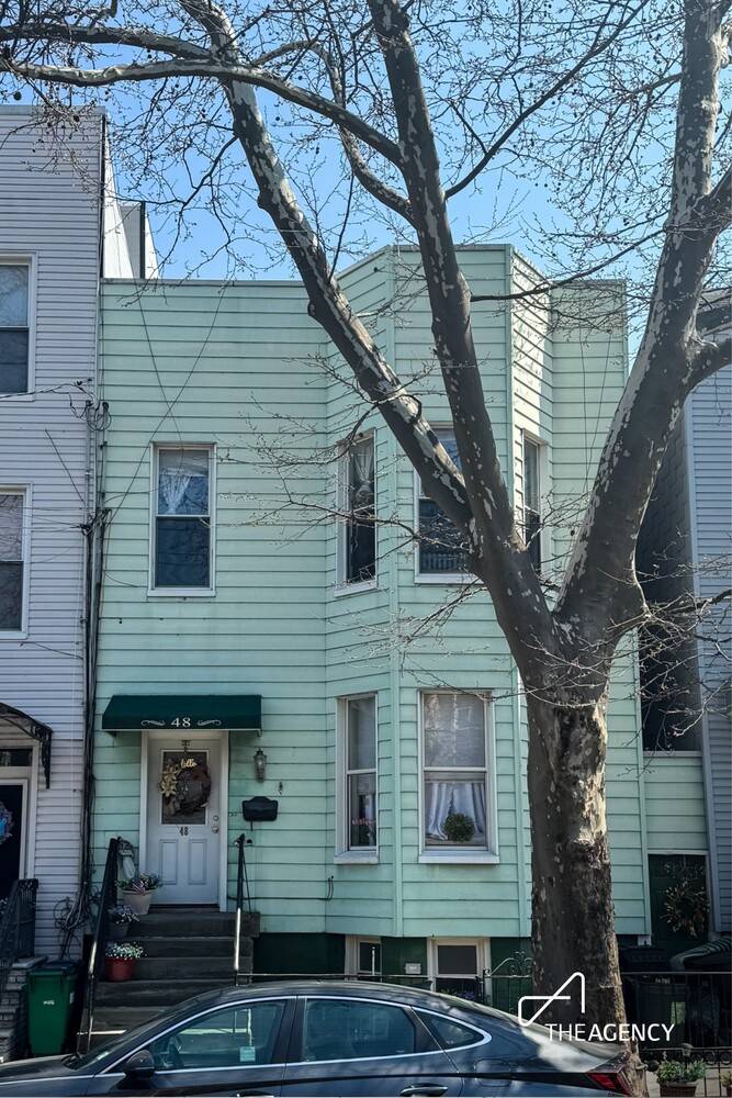 We are proud to present this Greenpoint Gem to the market for first time in over 30 years !