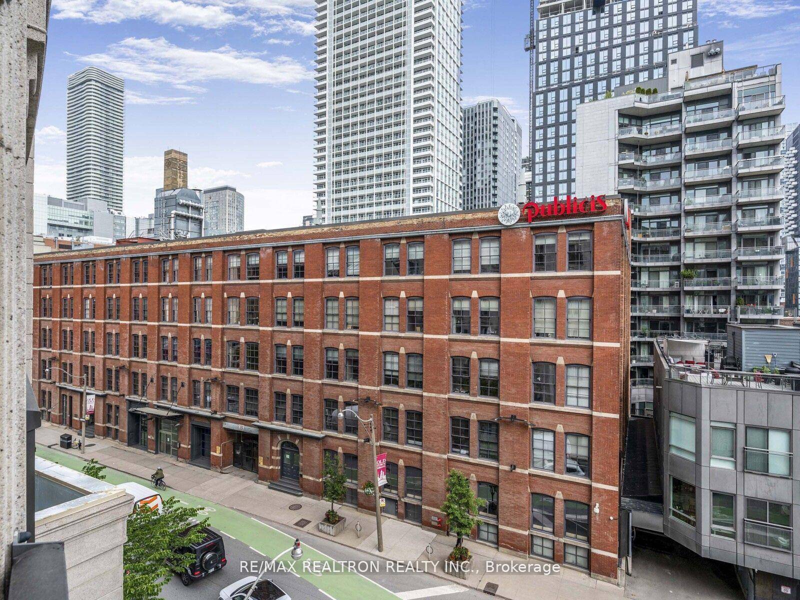 This 1 BR boutique condo at French Quarter II is in the heart of Old Toronto and the ideal location to experience the best of the city.
