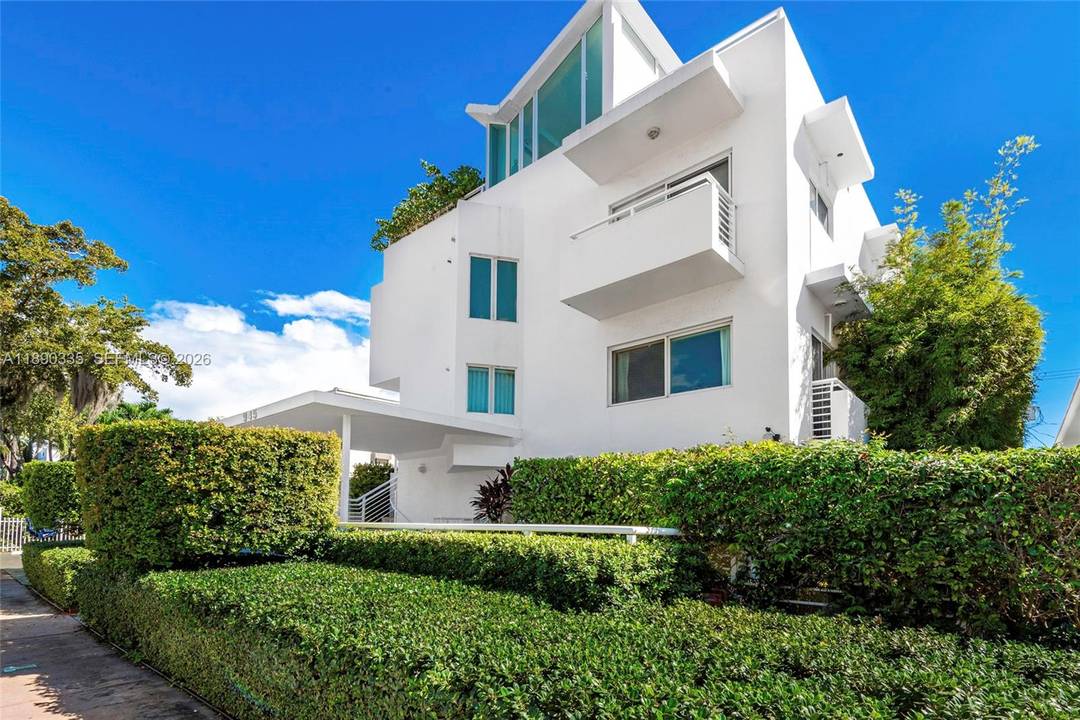 REDUCED FOR A QUICK SALE UNIQUE MODERN TOWNHOUSE CONDO ON 3 LEVELS in Miami Beach South Beach One of the very few newer boutique style condos in the area, built ...