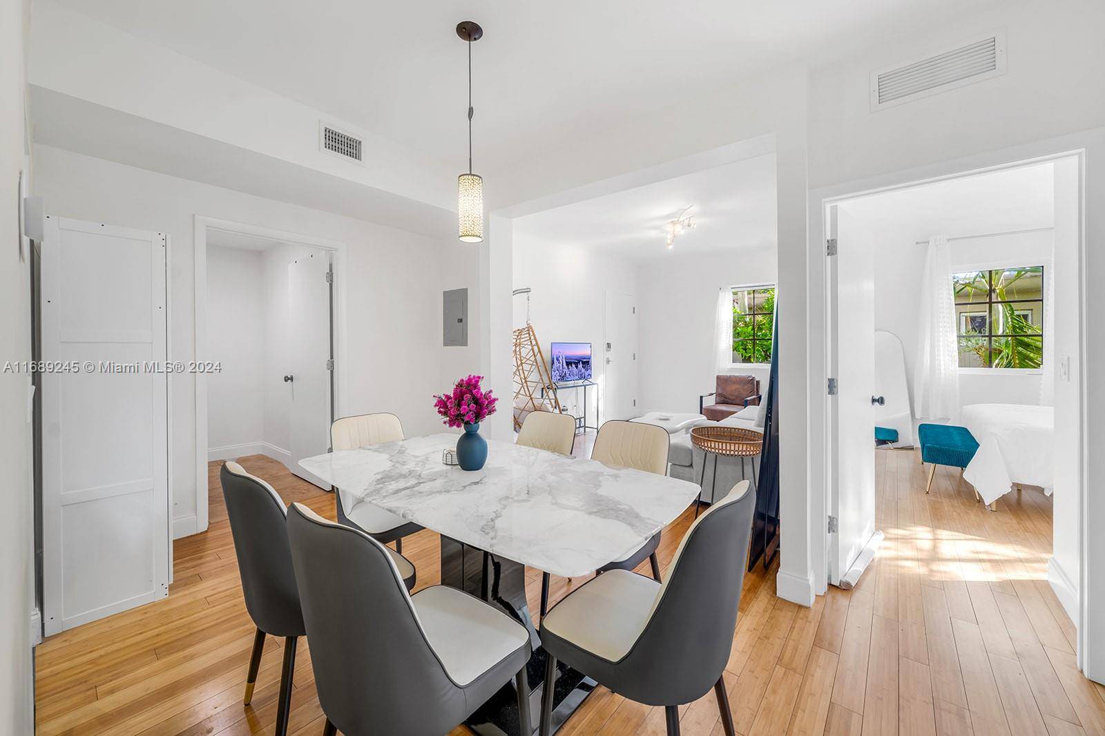 Chic sun filled residence in the heart of South Beach !