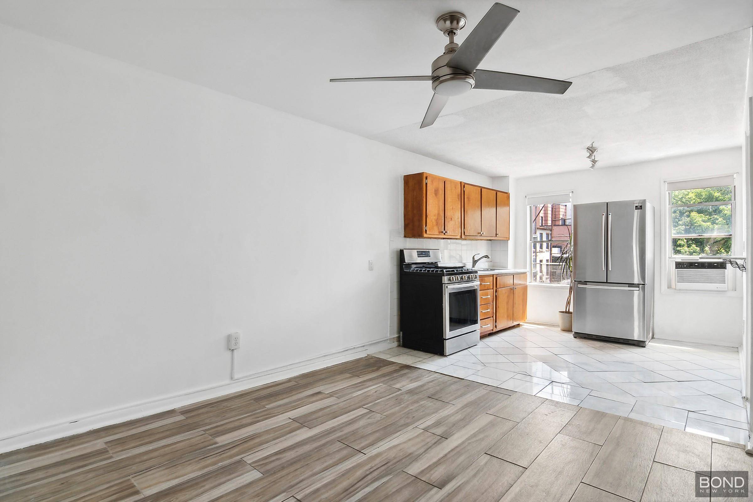 Nestled on the the border of Crown Heights and Prospect Heights, 621 Washington Ave, 3 is a 2 bedroom, home office that offers the perfect blend of comfort and convenience.