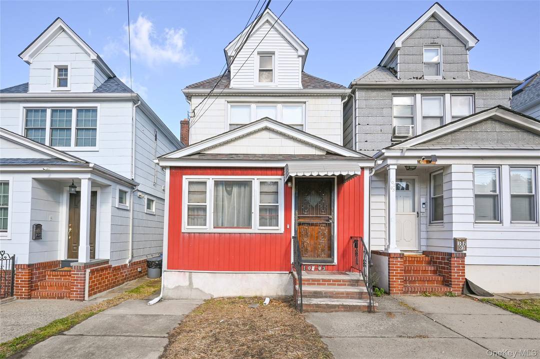 Charming detached Colonial featuring 3 bedrooms and 1 full bath, perfectly situated in a prime neighborhood just minutes from the subway.