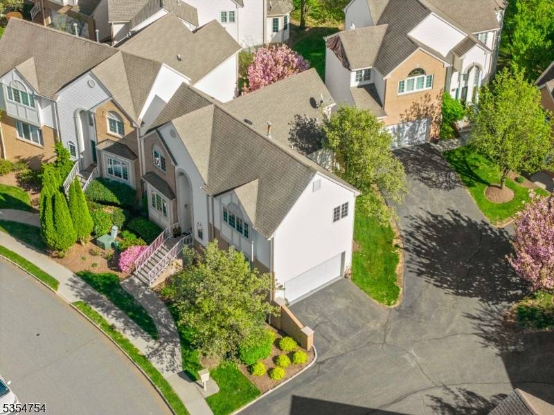 Stylishly Renovated Townhouse in Prestigious Crown View Villas ?