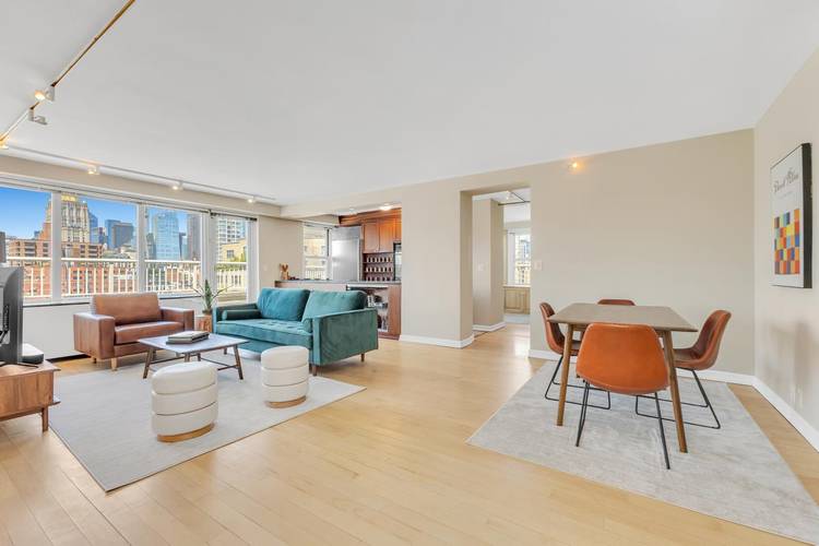 LOOKING FOR A PRIVATE TERRACE WITH SKYLINE VIEWS LOOK AT 20B !
