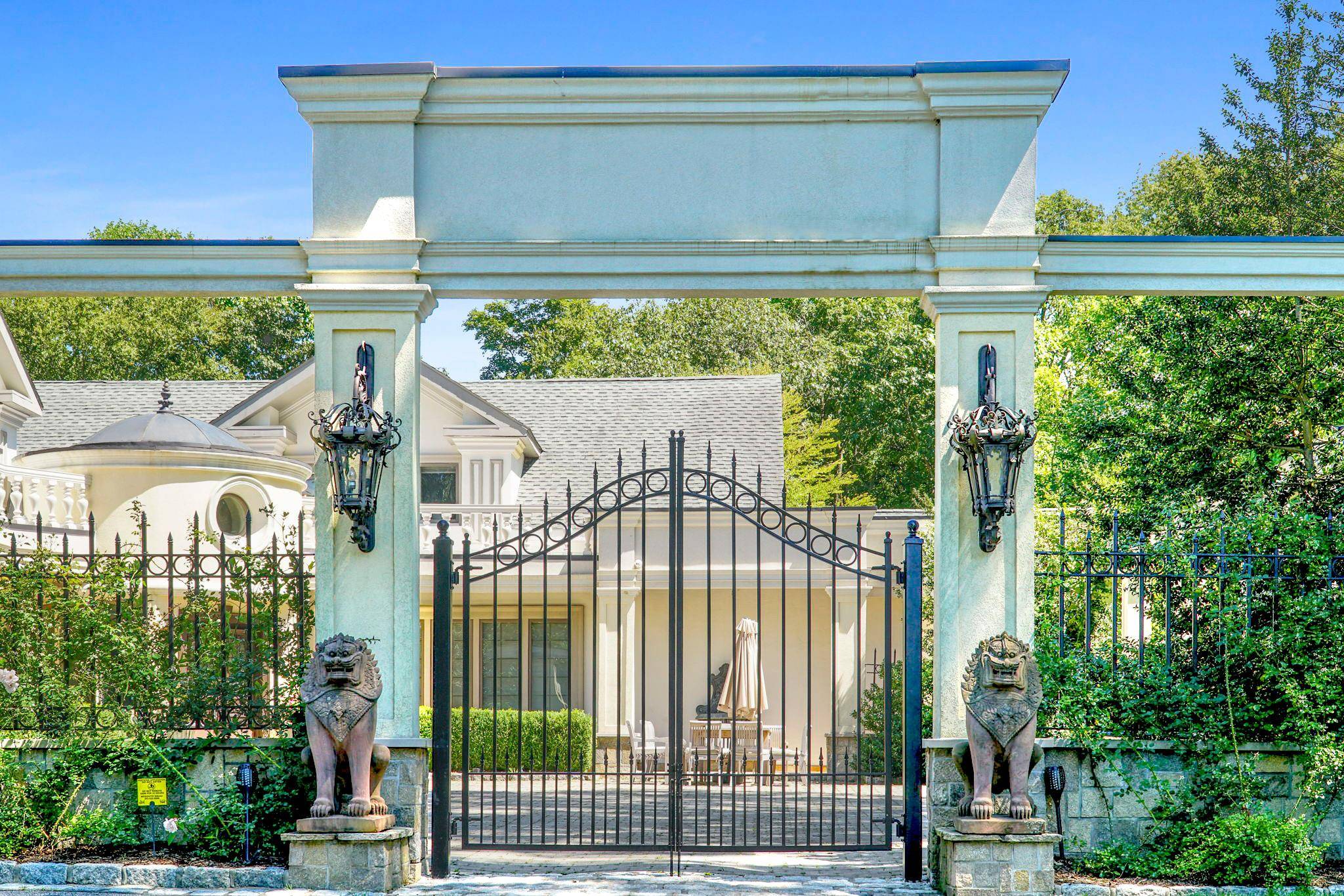 An incredible retreat for living, working and relaxing in complete privacy.