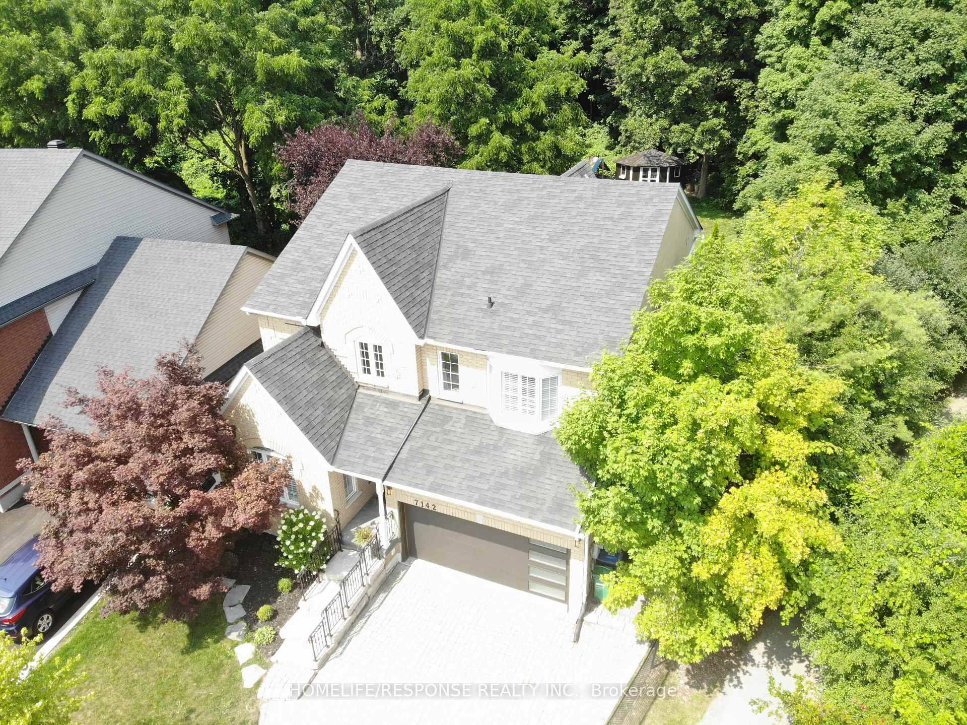 This exceptional 4 1 bedroom home is located in one of Mississauga's most desirable communities, nestled on an expansive ravine lot with direct access to the Greenbelt and Levi Creek ...