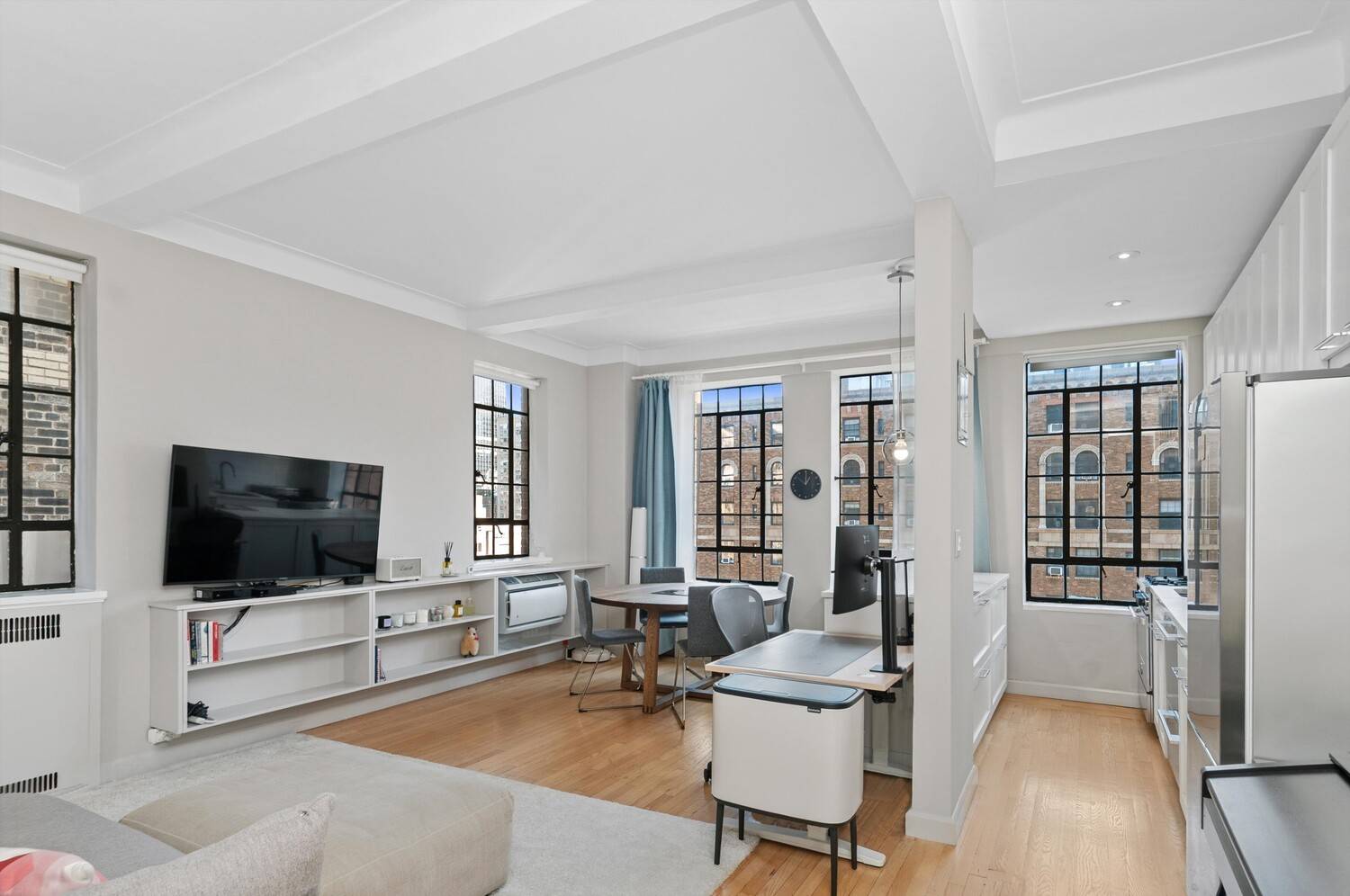 NEW TO MARKET CORNER SUNLIT GUT RENOVATED PREWAR MURRY HILL PARK AVE GEM.