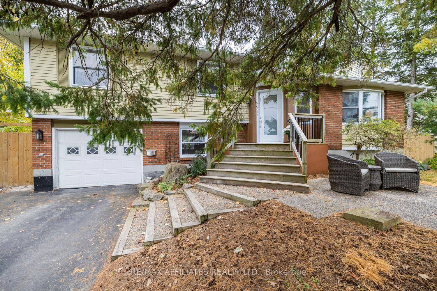 Welcome to 392 Country Street, where charm, comfort, and tranquility come together in the heart of Almonte.