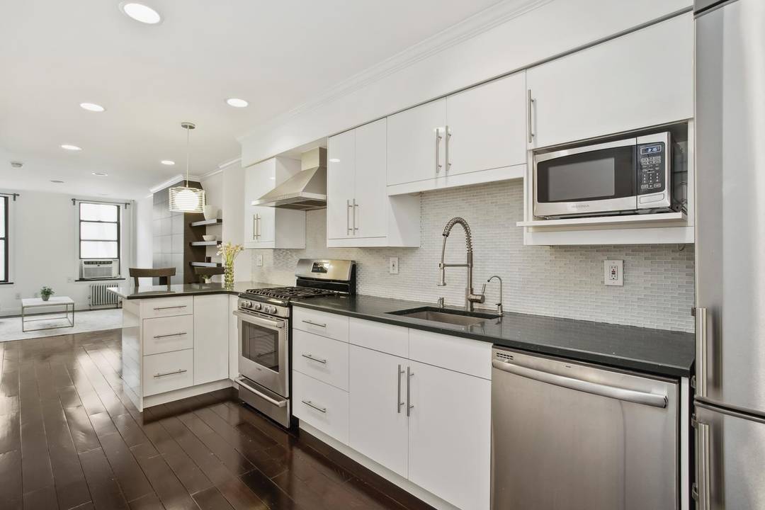 MINT RENOVATION IN FANTASTIC EAST VILLAGE LOCATION Welcome to Residence 3E at 334 E.
