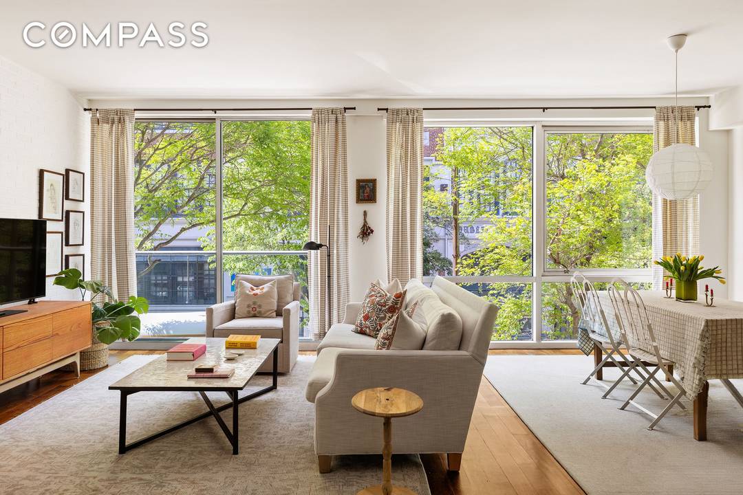 Step off your private keyed elevator directly into a sun drenched sanctuary with tree top views.