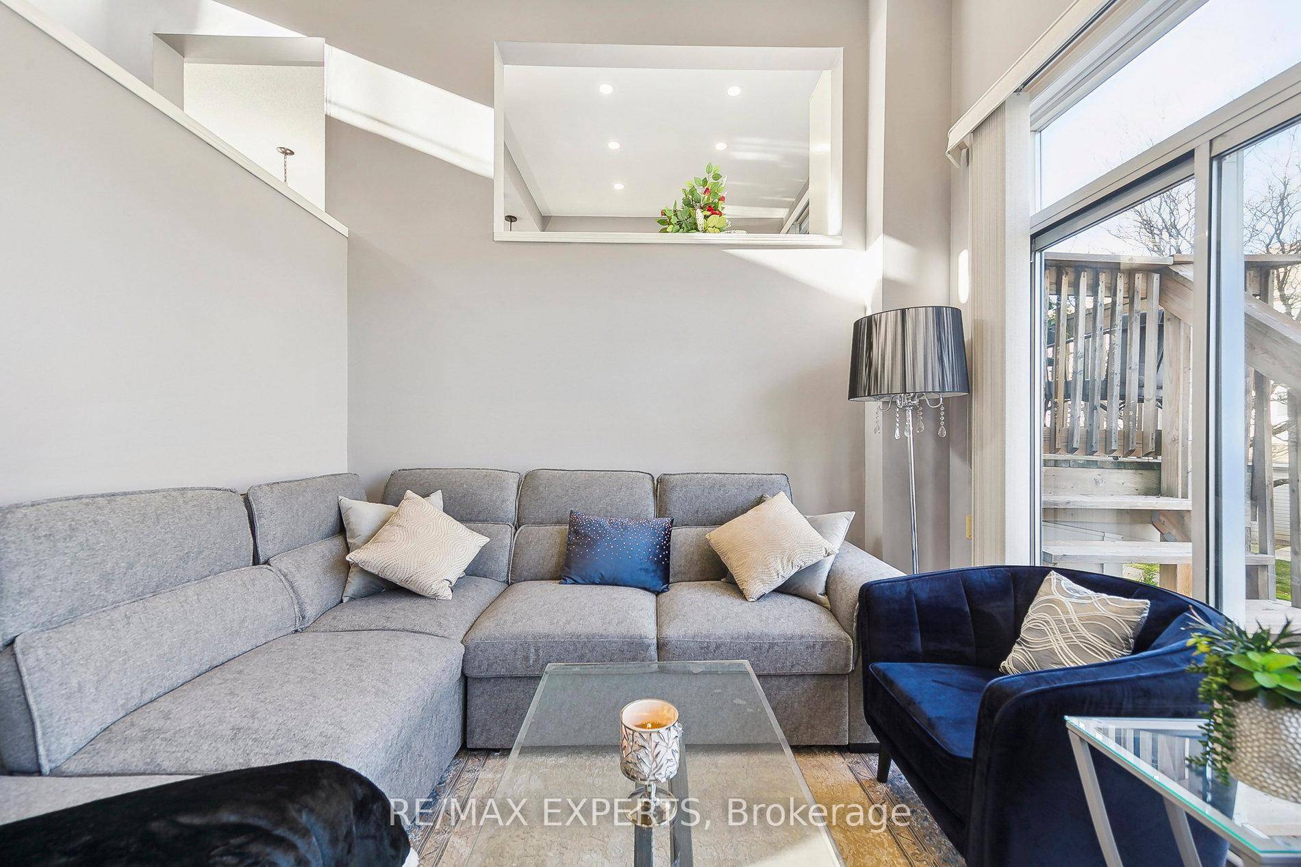Gorgeous Executive Daniels Built Townhome In Prestigious Levi Creek.