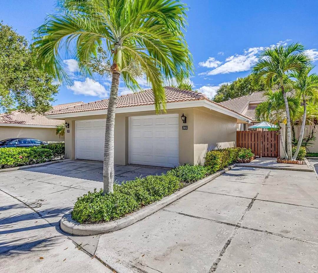 Located on world famous PGA Fazio course with breathtaking sunsets from screened in lanai and fabulous natural light.