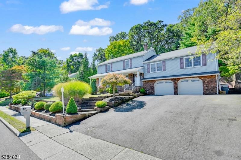 SPACIOUS SPLIT LEVEL GEM IN NORTH HALEDON OVER 3, 700 SQ FT OF REFINED LIVING Welcome to this beautifully maintained expansive split level home located in one of North Haledon's ...