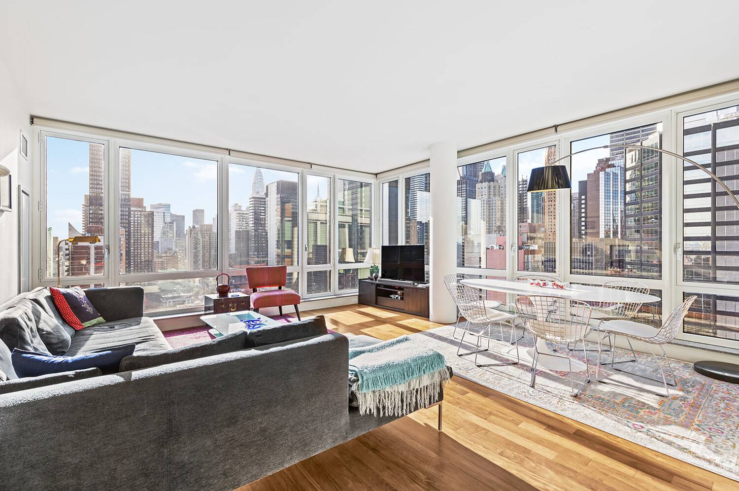 Day and night you'll have jaw dropping views at this high floor apartment at the Veneto Condominium.