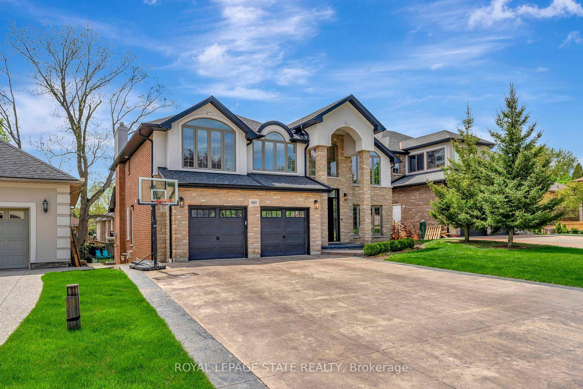 Tucked away on a quiet street in one of Ancasters most desirable neighbourhoods, this spacious and beautifully updated home offers the perfect blend of comfort, style, and functionality.
