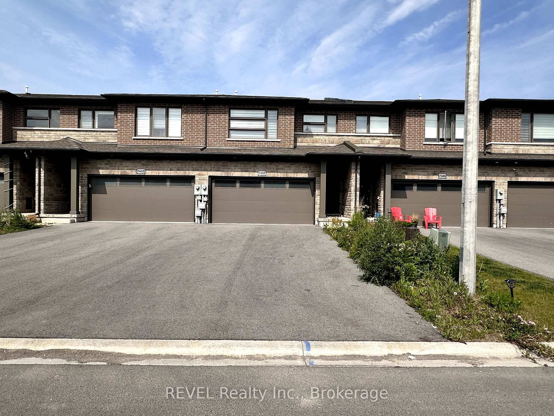 Beautiful townhome with 6 bedrooms and 3.