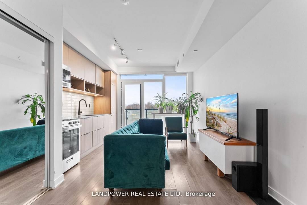 Experience modern living in this sleek and efficient 1 bedroom, 1 bath condo at Canary Commons, perfectly located in Toronto's vibrant Canary District.