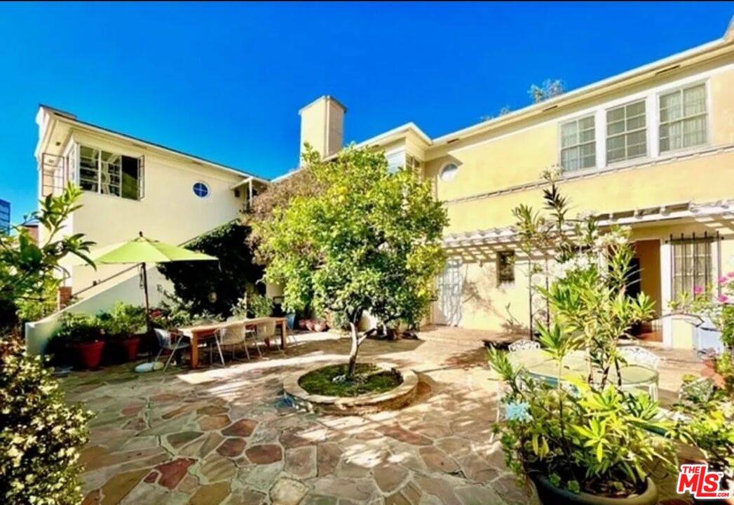 10817 Lindbrook Dr 8BR Westwood La