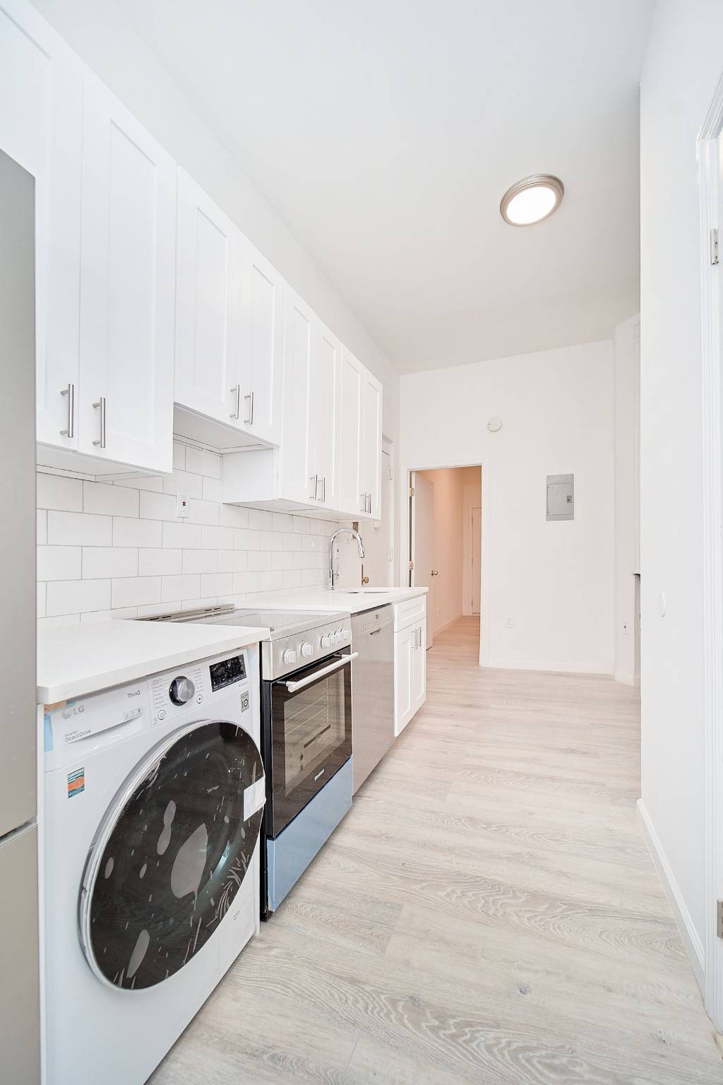 JUST LISTED 2 BED, 2 BATH BRAND NEW GUT RENO Prime UESAPARTMENT DETAILS WASHER DRYERDISHWASHER2 Bedrooms2 Full BathroomsWindowed KitchenOversized Windows w Southern ExposureHigh CeilingsHardwood FloorsNatural SunlightBUILDING amp ; AREA Charming ...
