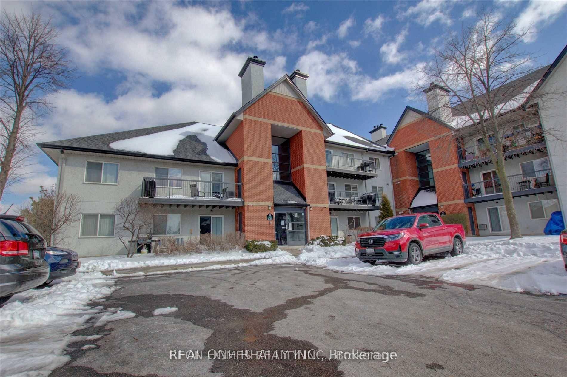 This well maintained 2 bedroom, 2 bathroom condo with 2 parking spaces is perfectly situated in Oakvilles prestigious Glen Abbey community.