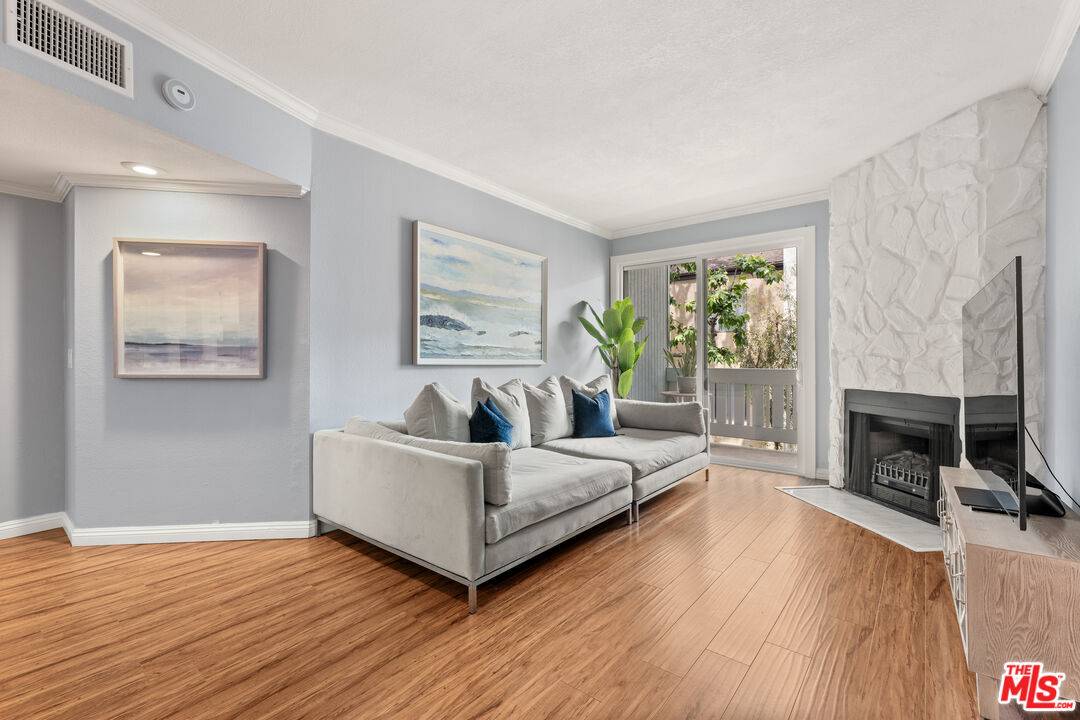 8160   Manitoba St 2BR La
