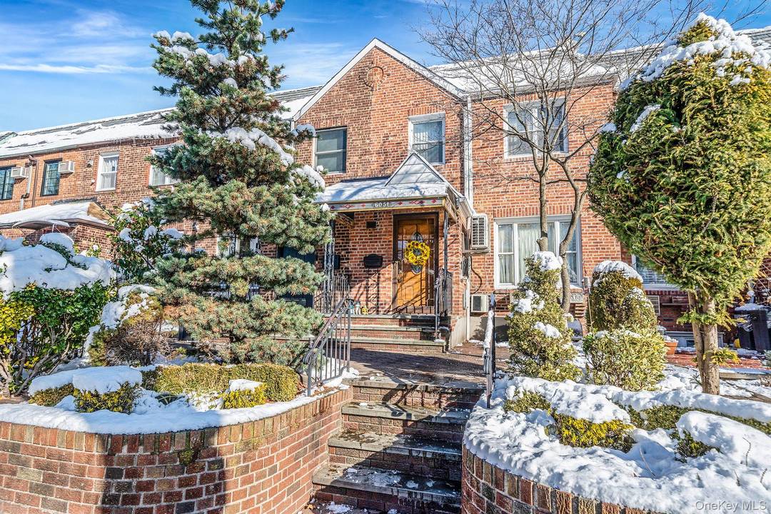Welcome to 60 51 71st Street Maspeth ideally situated just off Eliot Avenue on the Maspeth Middle Village border.