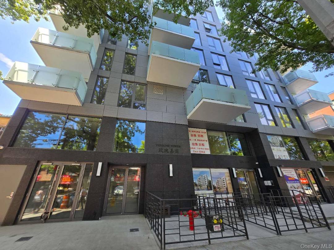 Newly built luxury condo, Immediate occupancy.